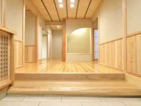 佐賀県　神埼市　株式会社増田建設　施工会社　大工　新築　床材　注文住宅　リフォーム　廊下　木の家　杉　間接照明　玄関